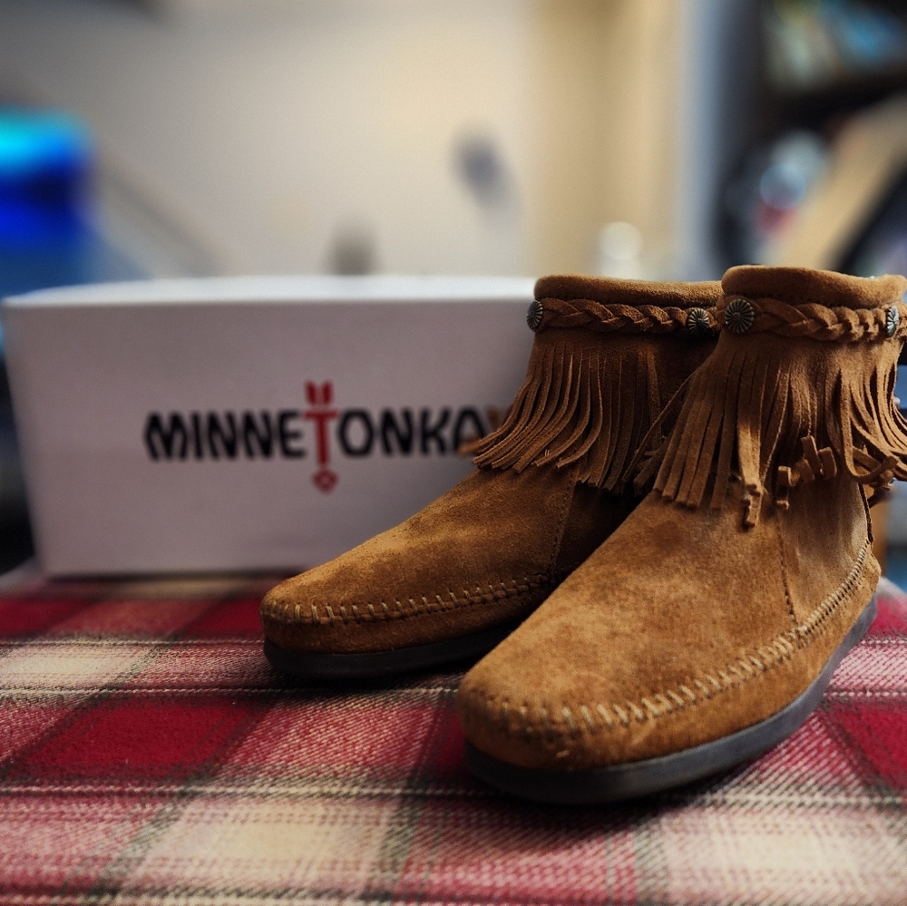 Minnetonka Tan Fringe Boots Womens Size 8.5